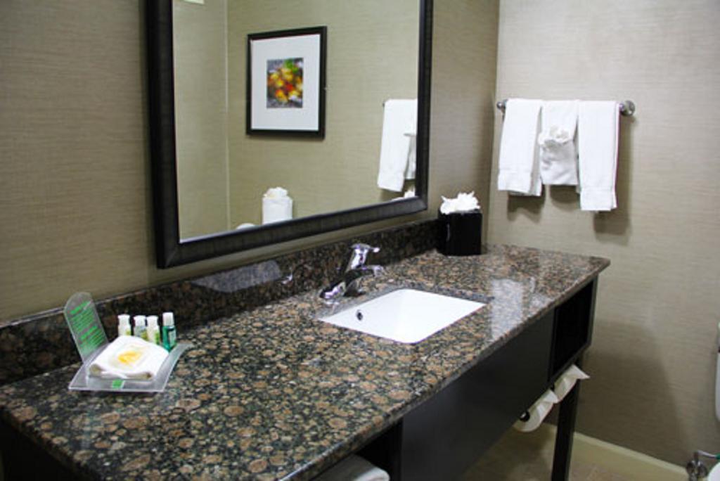 Holiday Inn Charlotte University By Ihg Exterior photo