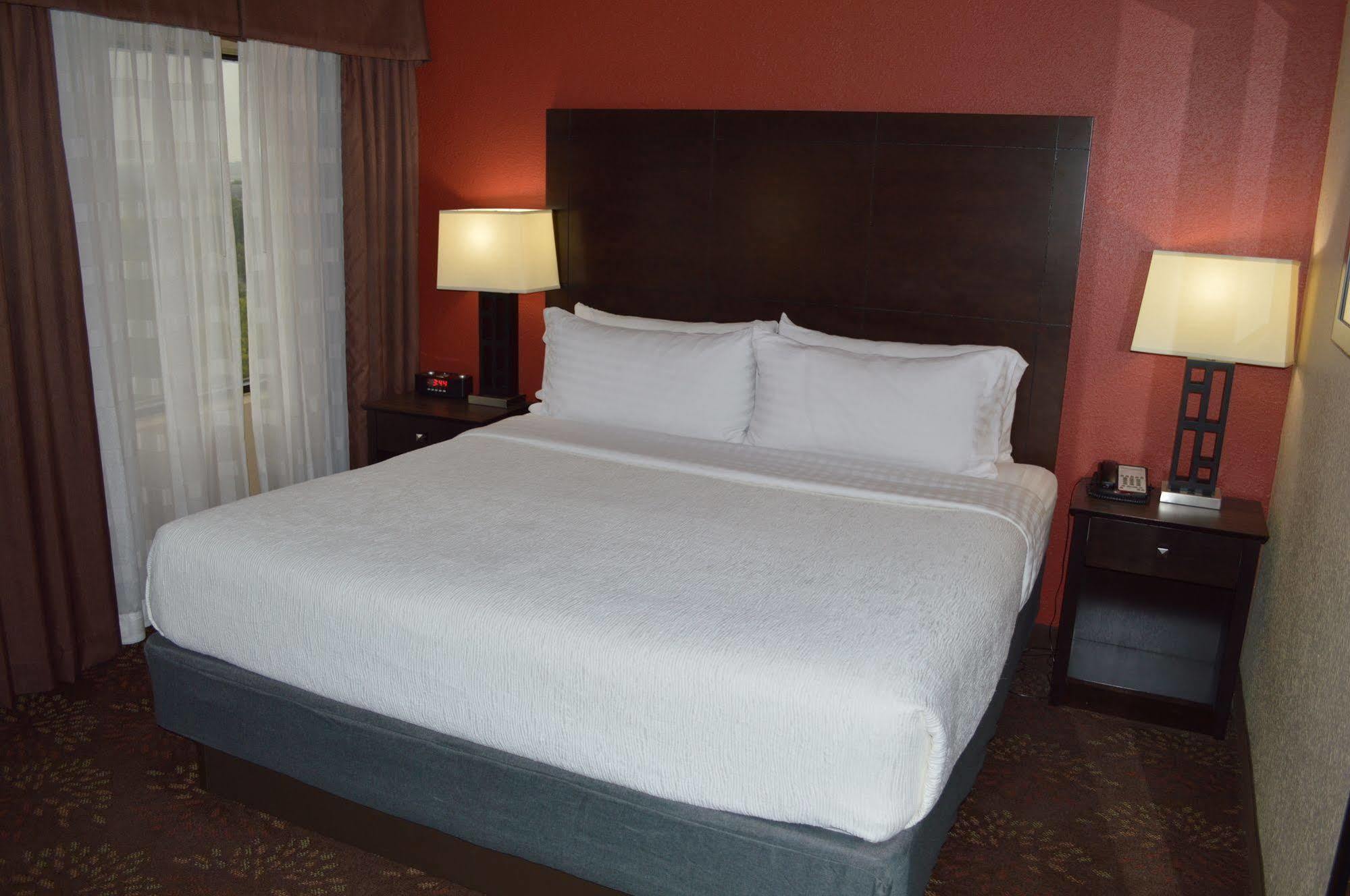 Holiday Inn Charlotte University By Ihg Exterior photo