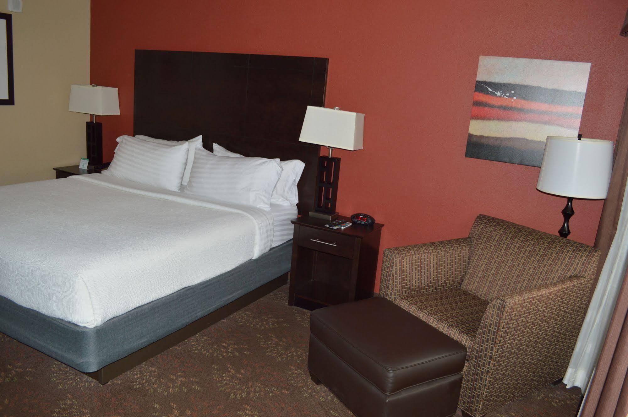 Holiday Inn Charlotte University By Ihg Exterior photo